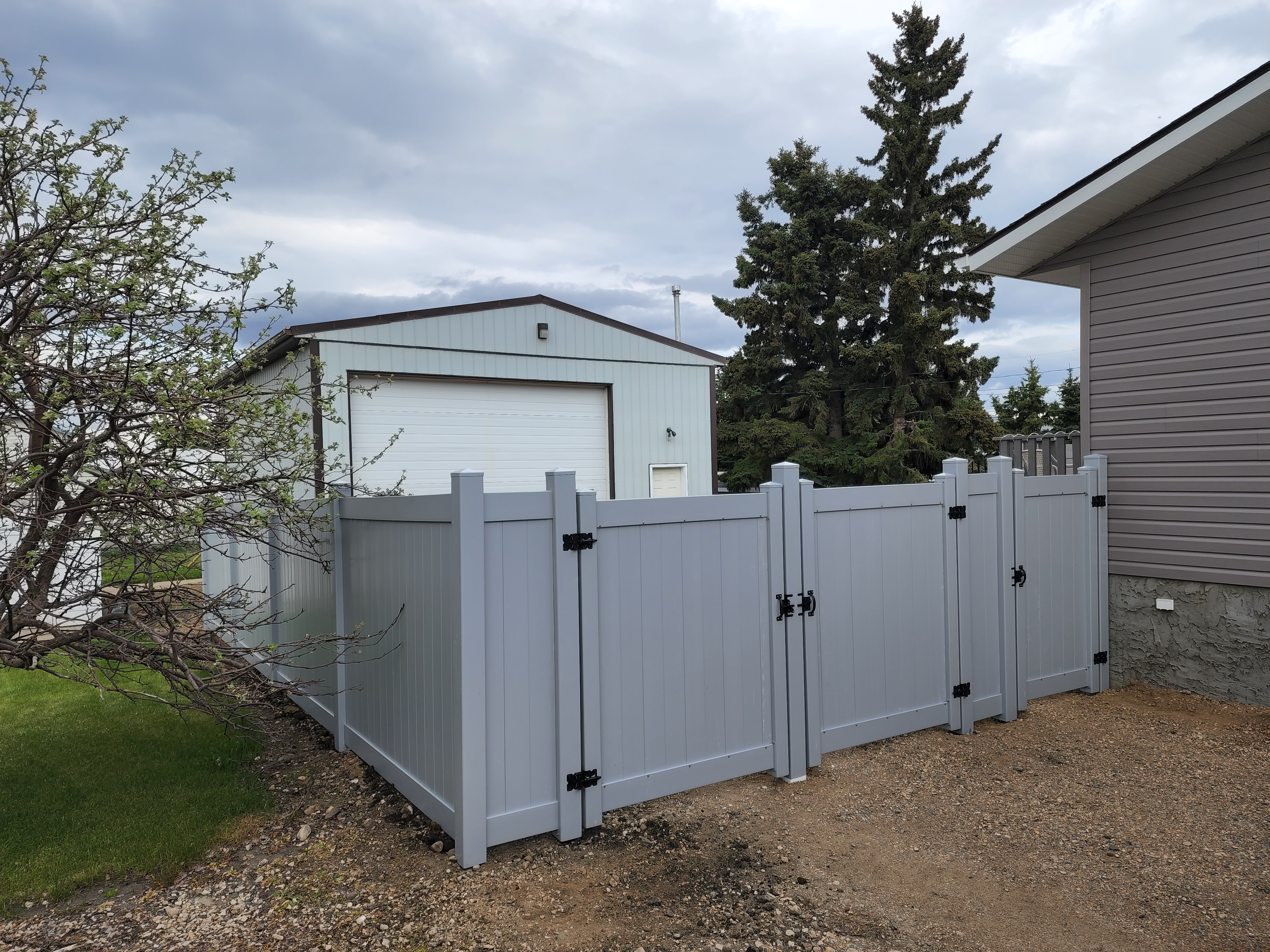 A ranch style fence installation